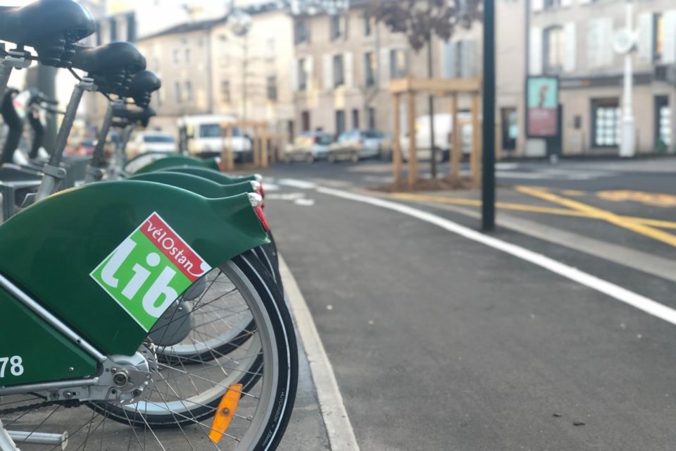 Vélo rangés à coté d'une piste cyclabe